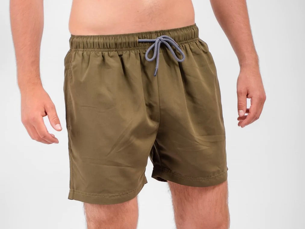 Performance Swimshorts (Olive Night) med to basic t-shirts