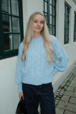 Emma Cable Knit - Skyblå