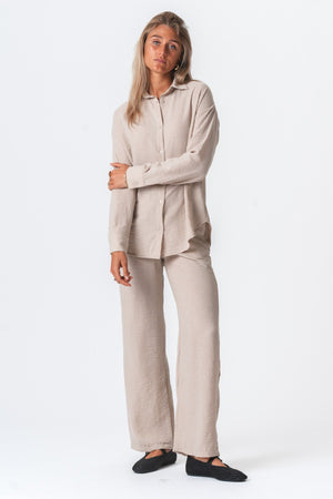 Lilly Bukser + Lilly Skjorte (Sand)