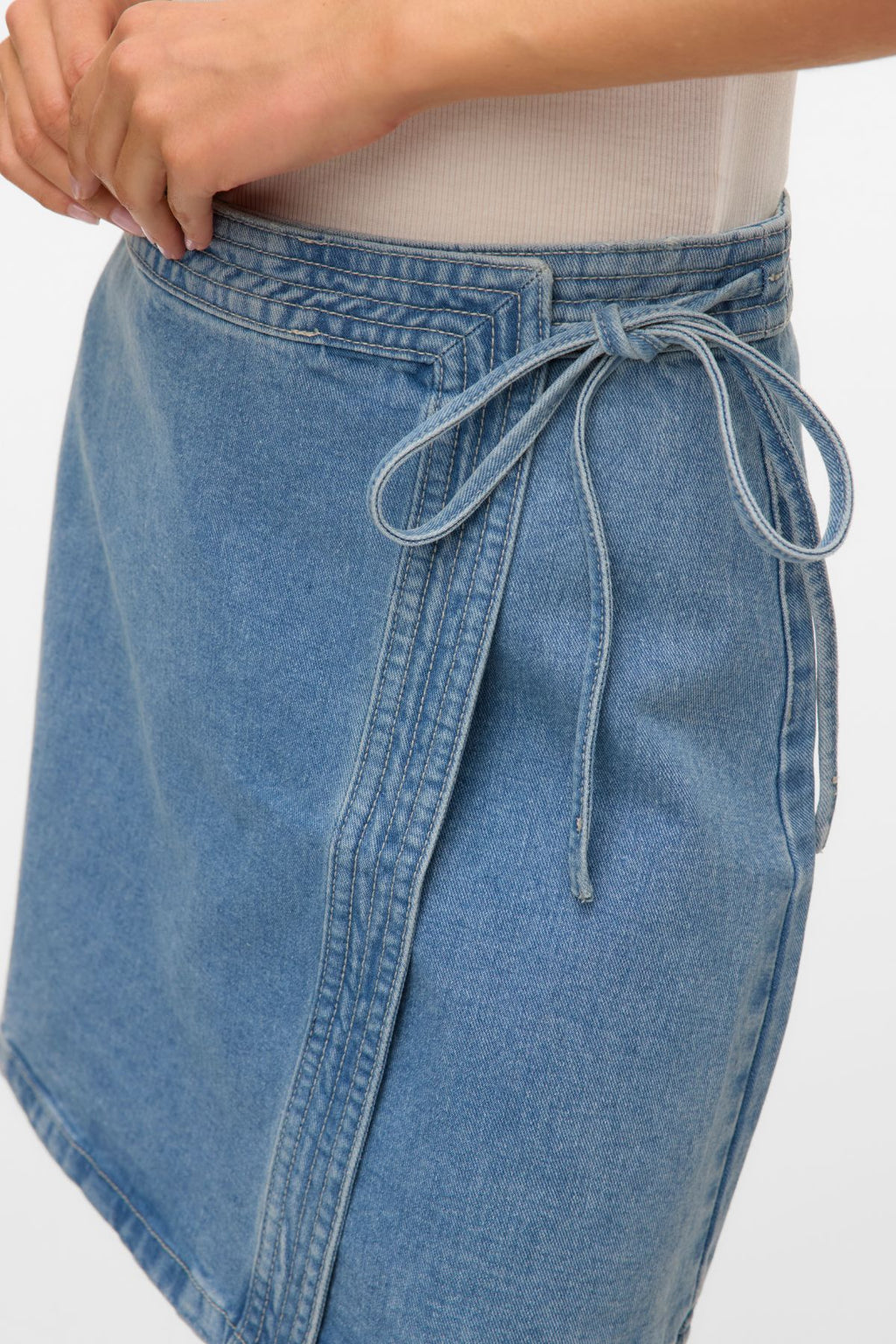 Liza Short Denim Slå-om-nederdel - Medium Blue Denim