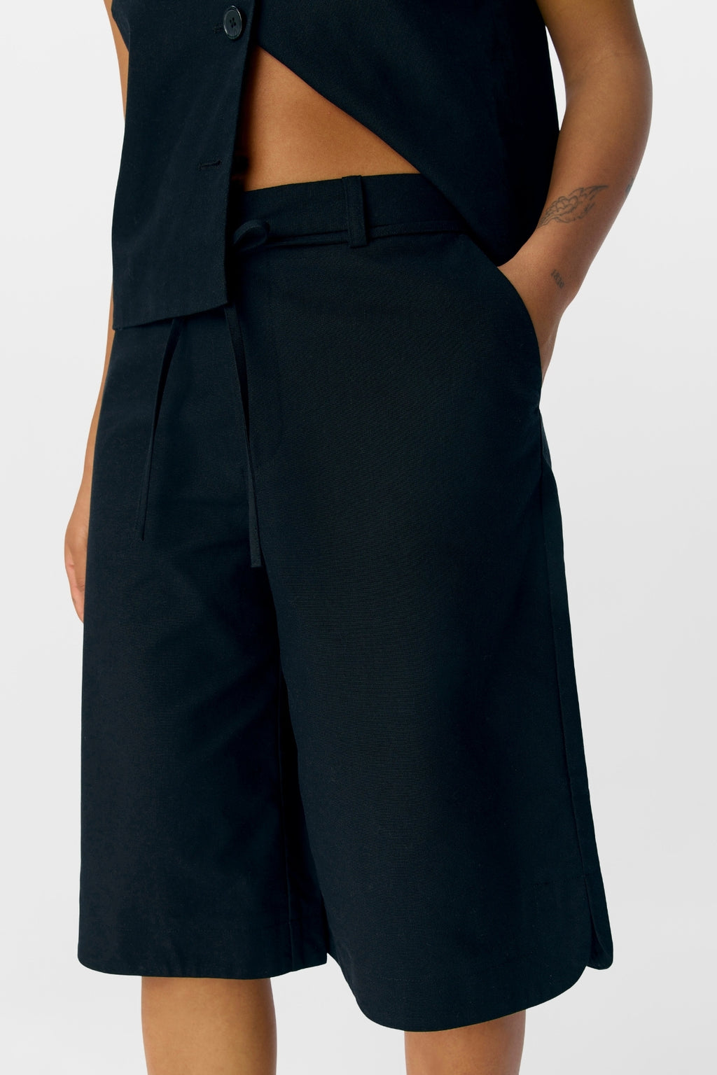 Aura Bermuda Shorts - Sort