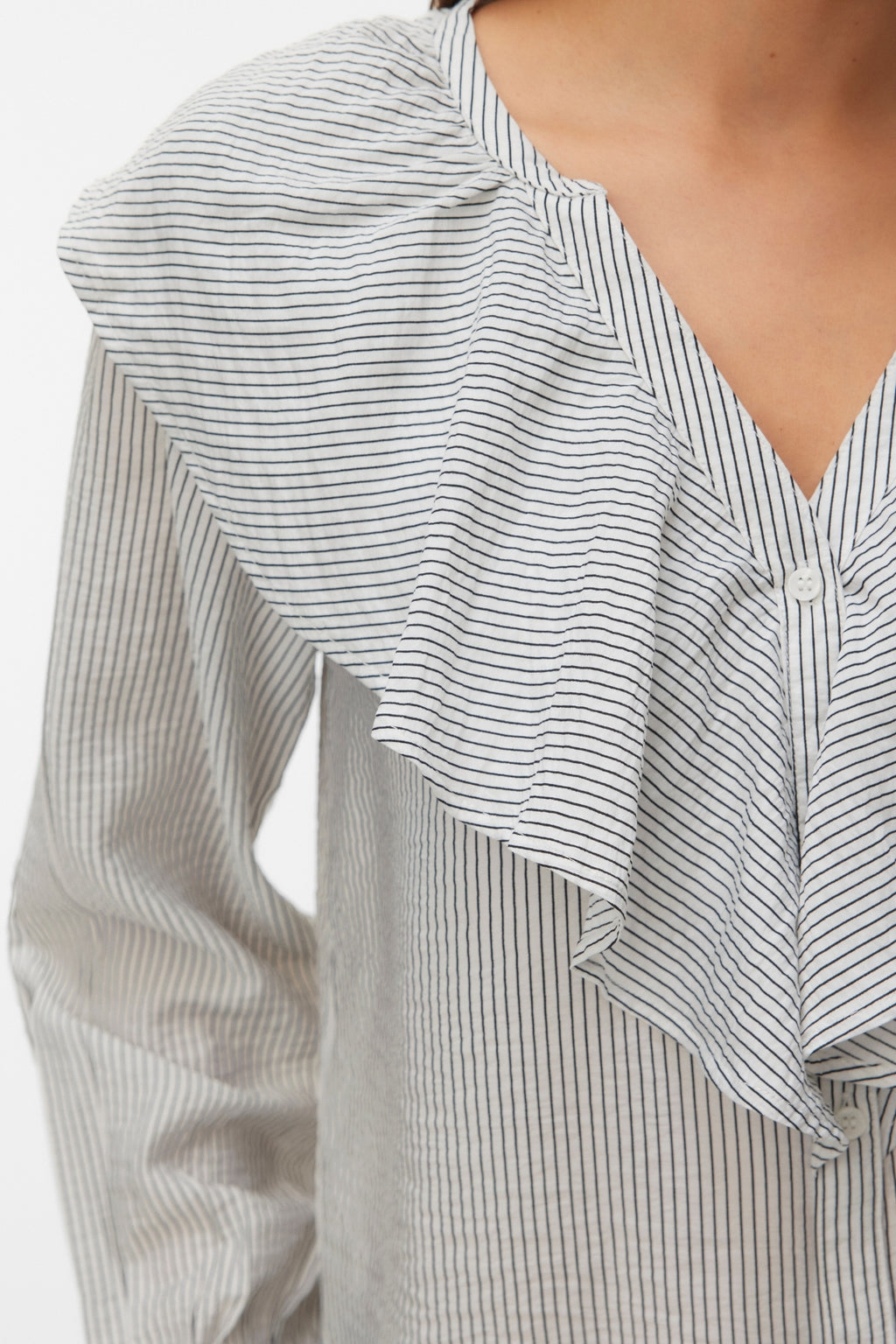 Kaja V-Neck Frill Skjorte - Snow White Amanda Black