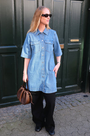 Fenja Kort Denim Kjole - Medium Blå Denim