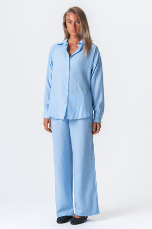 Lilly Bukser + Lilly Skjorte (Lys Blå)