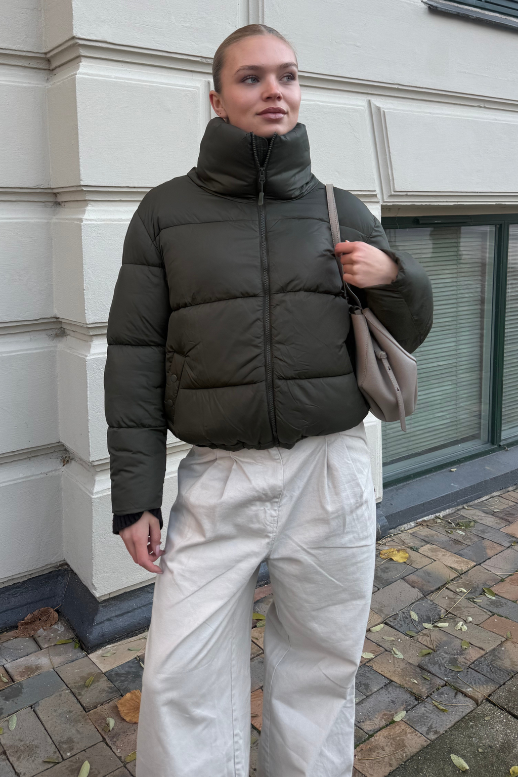 Kort Puffer Jakke - Oliven