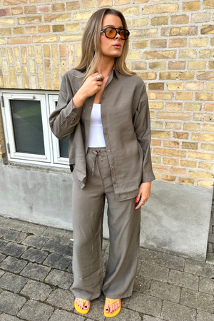 Mia Bukser + Mia Skjorte (Khaki)
