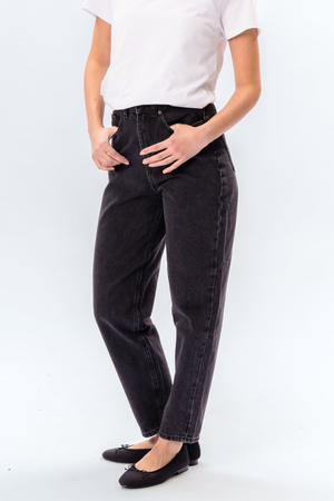 De Originale Performance Mom Jeans - Washed Black Denim
