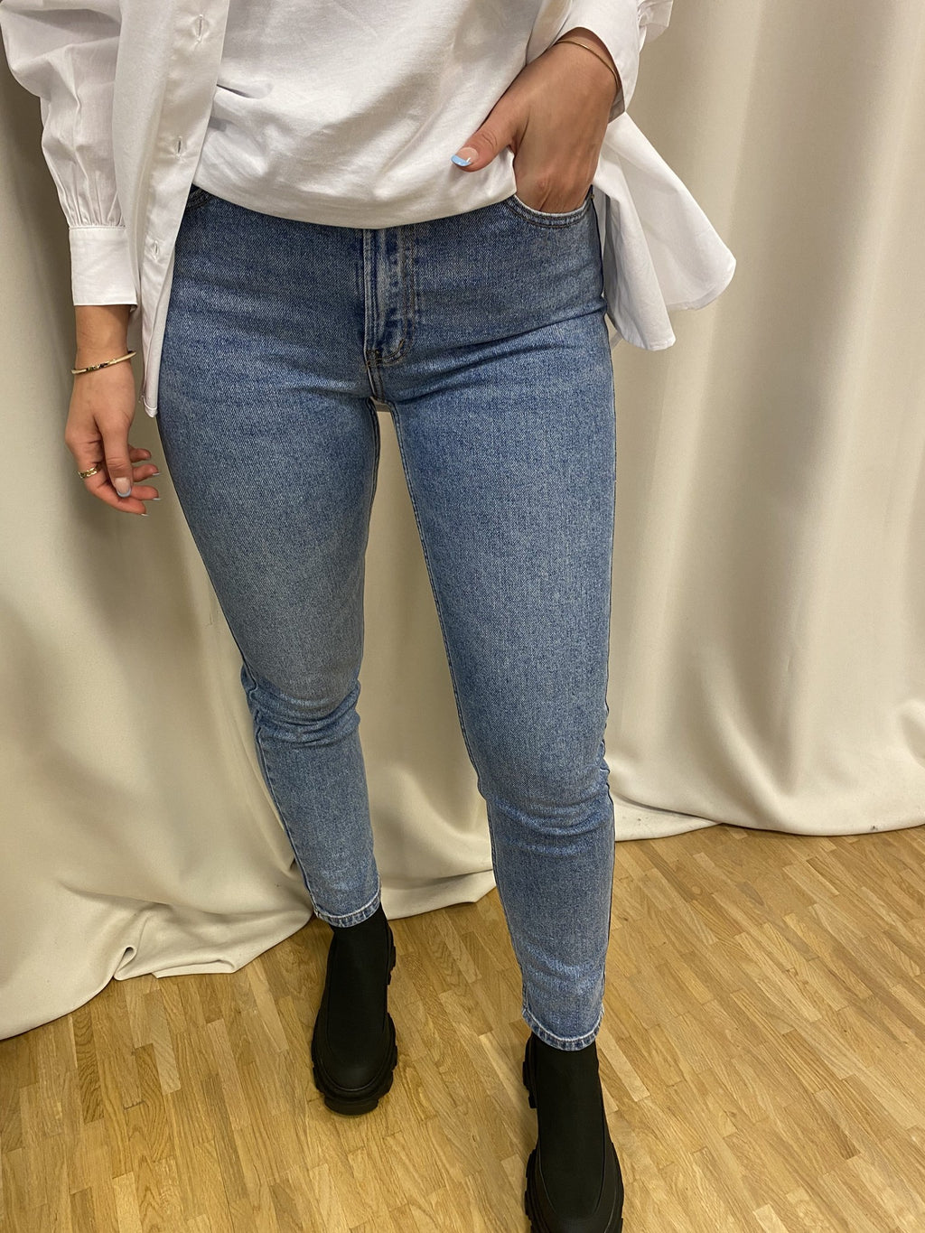 Emily High Waist Jeans - Medium Blå