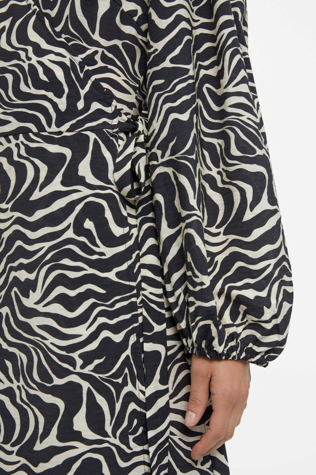 Leonora Midi Wrap Kjole - Sort Sandshell