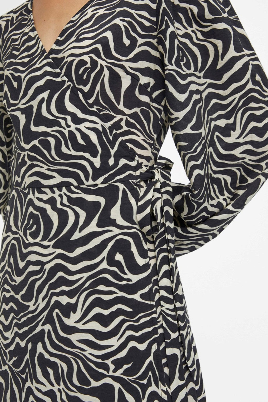 Leonora Midi Wrap Kjole - Sort Sandshell