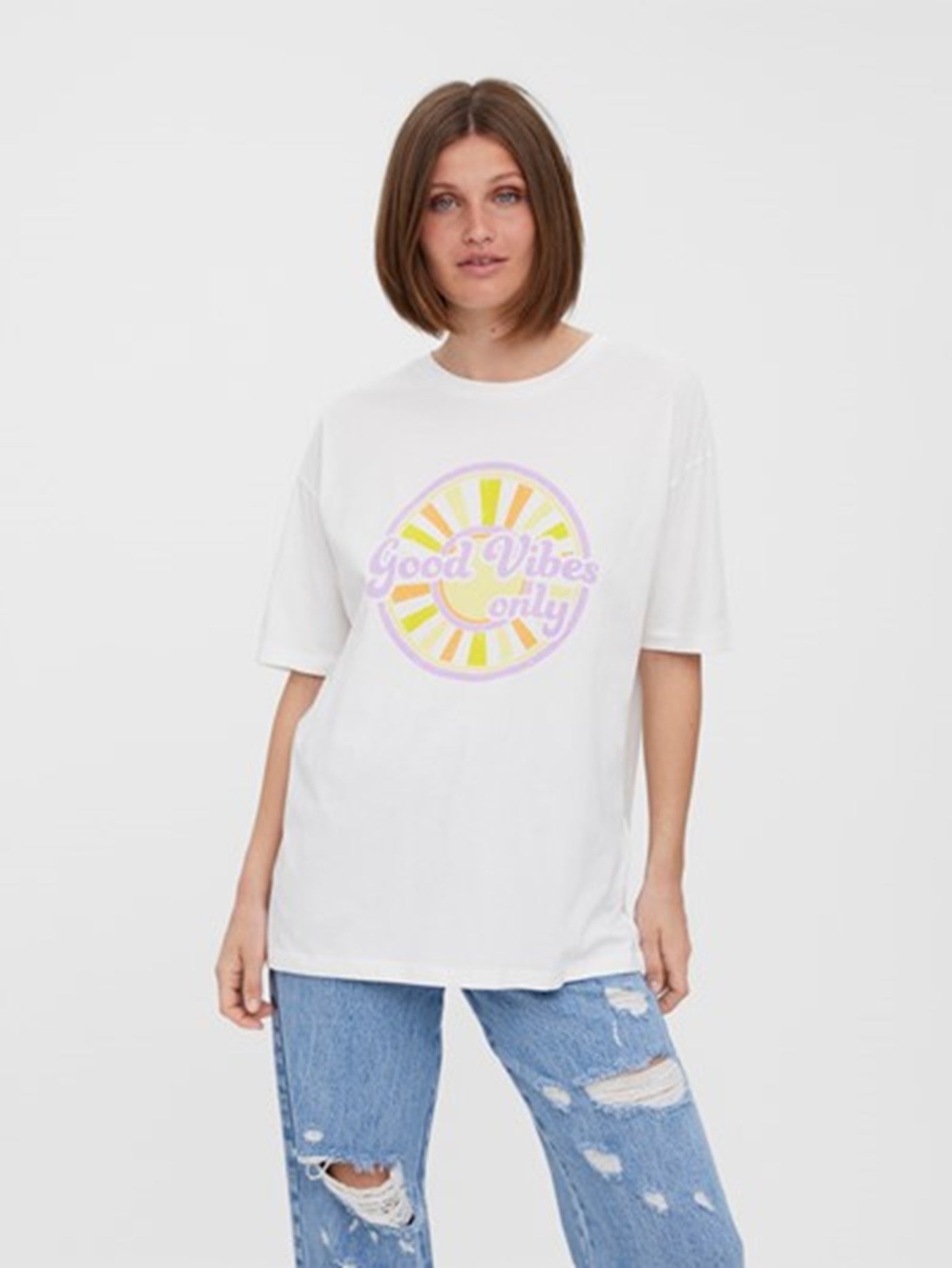 Fia Cody Lang Top Hvid: Good Vibes Only | TeeShoppen